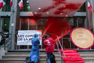 Protesters spray French health ministry red, support medics