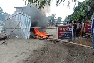 Truck drivers ruckus in sahibganj, Truck drivers ruckus on Jharkhand-Bihar border, Police lathicharged on truck drivers in sahibganj, साहिबगंज में ट्रक चालकों ने किया हंगामा, झारखंड-बिहार सीमा पर ट्रक चालकों ने किया हंगामा, साहिबगंज में पुलिस ने ट्रक चालकों पर किया लाठीचार्ज