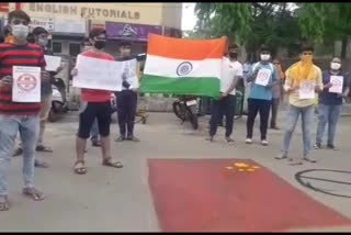 Students protested against China by making human chain in Dewas