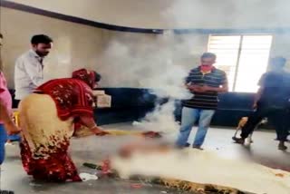 Wife cremated dead husband in seraikela, Woman cremated in seraikela, News of Seraikela Police Station, सरायकेला में पत्नी ने किया मृत पति का दाह संस्कार, सरायकेला में महिला ने किया दाह संस्कार, सरायकेला थाना की खबरें