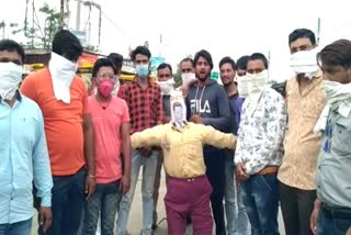 abvp-activists-burn-effigy-of-chinese-president-in-dewas