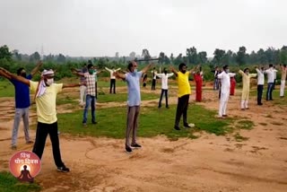 Education Minister Jagarnath Mahato did yoga with villagers in bokaro