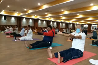 yoga-day-celebrated-in-bjp-office-raipur