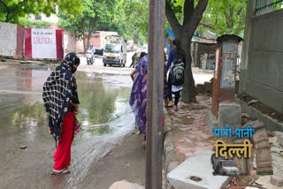 Water logging near Dilshad Garden Roundabout due to rain