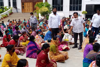 Former MLA SK Somashekhar  distrubute food kit to poor people