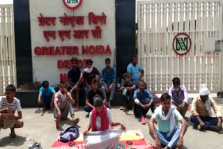 Sanitation workers staged protest due to non-payment of salary in greater noida