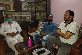 Khesari Lal Yadav visits Sushant Singh Rajput's home in Patna, meets family