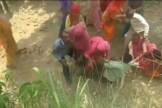 fight in kolni village, कोलनी गांव मेंं लड़ाई