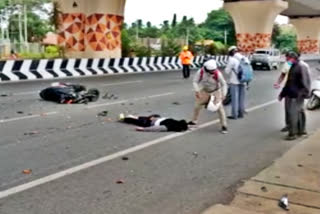 Bengaluru  Karnataka  Govindapura area  Yelahanka Police Station  road accident  stunts on bike  Govindapura area of Bengaluru  യുവാക്കള്‍ക്ക് ദാരുണാന്ത്യം  ദാരുണാന്ത്യം  ബെംഗളൂരൂ  കര്‍ണാടക  ബൈക്കില്‍ അഭ്യാസ പ്രകടനം