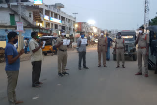 police giving instructions to narasannapeta people to not come outside while going curfew