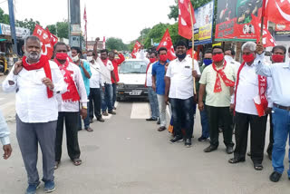 cpi leaders protest to cut petrol and diesel prices in peddapalli district