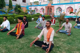 Some youth did yoga in the park