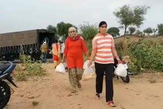 Ration kits distributed to slum families, जरुरतमंदों को राशन किट वितरित