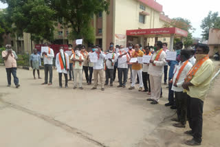 bjp leaders protest for inclusion of covid services in arogyasri  at nizamabad