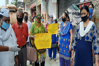 AAP workers protest against liquor shop near school in Modinagar