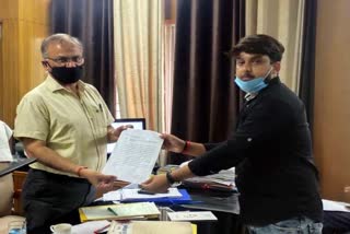 NSUI submits memorandum to promote final year students in bhiwani