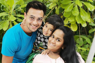 Salman Khan sister Arpita returned mandi with her husband Ayush and children