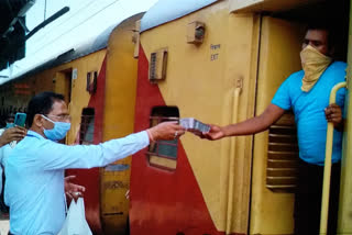 Special train from Bengaluru has reached Dhanbad railway station with migrant workers