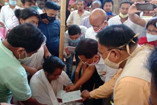 cheque of 9 lac rupees given to jayanta borah's mother