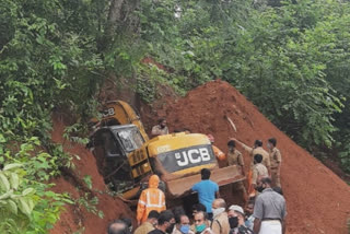 Accident  കാസർകോട് വാർത്ത  യുവാവ് സുരങ്കയില്‍ കുടുങ്ങി  kasargode accident news  kasargod news  youth trapped suranga mudfall