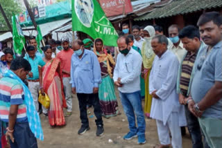 JMM activists take out victory procession and distribute sweets in Jama Chowk in dumka