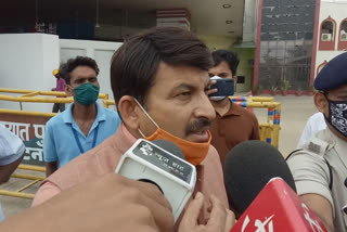 manoj tiwari arrived to meet sushant family in patna