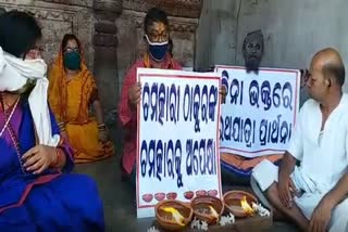 devotee-pray-for-puri-rath-yatra