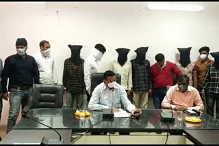 Shajapur police arrested 5 accused for carrying out robbery