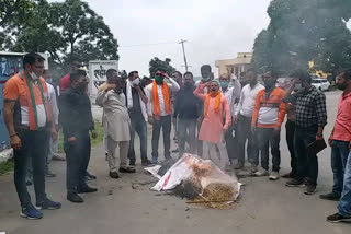 BJYM protests vigorously in Nahan burnt effigy of Chinese President