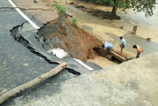 road collapsed in rain in raigarh