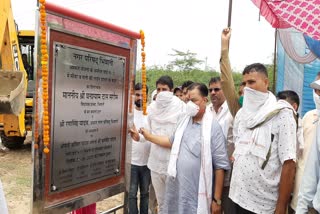 bhiwani mla ghanshyam saraf laid the foundation stone of the boosting station and sewar line