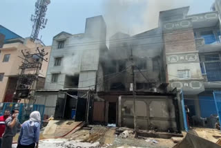 fire breaks out  Narela fire  Narela fire mishap  Delhi Fire Service  തീപിടിത്തം  മരുന്ന് നിര്‍മാണശാല  ഡല്‍ഹി  ഡല്‍ഹിയില്‍ തീപിടിത്തം
