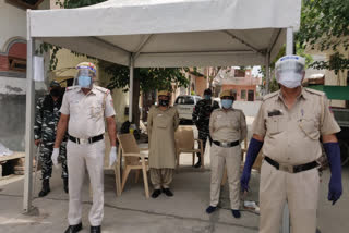 Police deployed in security of Baba Haridas Nagar Containment Zone of Delhi