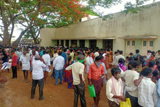Social distance violated in the presence of representatives in Tumkur