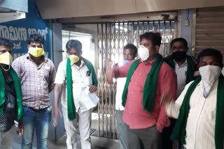 Farmers protest against Karnataka Rural Bank managers