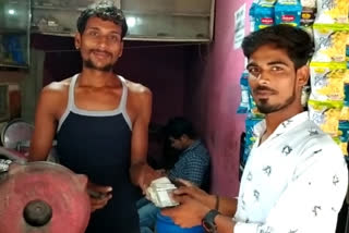 tea-shopkeeper-sets-an-example-of-honesty-returning-the-fallen-1500-rupees-to-the-customer