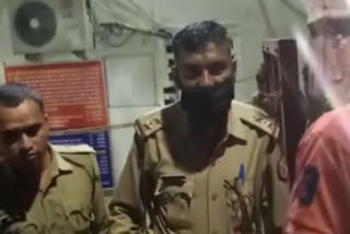 पत्रकार से पुलिसकर्मियों ने मारपीट की.