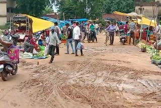 vegetable-traders-upset-due-to-mud-in-ramanujganj