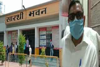 Waiting for people to get permanent driving license in Ghaziabad