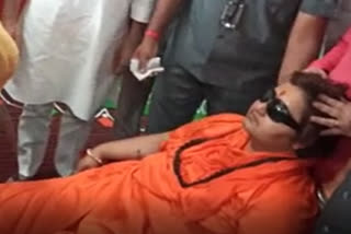 Sadhvi Pragya BJP MP Sadhvi Pragya BJP MP Sadhvi Pragya faints Shayma Prasad Mukherji Bhopal சியாமா பிரசாத் முகர்ஜி நினைவு தினம் சாத்வி பிரக்யா தாகூர் போபால் மயக்கம்