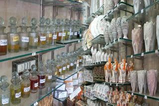 Traders sitting in the corona period waiting for customers in delhi