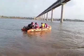 Tortured teacher commits suicide by jumping from Narmada Bridge due to dispute with neighbors