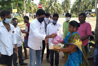 necessaries distributes to home quarentineed people in east godavari dst by janasena party members