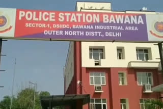 Delhi police arrested 2 illegal liquor smuggler in outer district of delhi