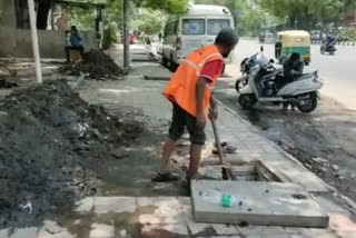 PWD  cleaning of drains near the main roads in Vasant Kunj of South Delhi
