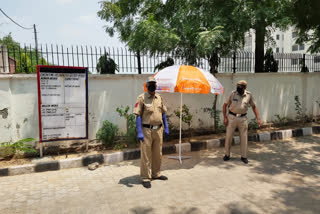 Umbrella is being provided to policemen in Dwarka delhi