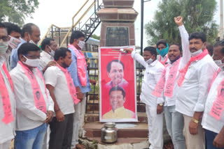 Trs Party Activists Palabhishekam For CM KCR At Manthani in Peddapalli district
