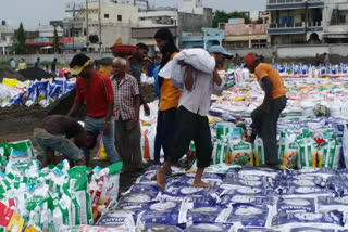 Workers of Ujjain municipal corporation working without mask