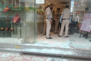 Miscreants firing on two famous jewelery showrooms in Najafgarh delhi