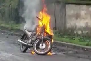 रामगढ़: चलती बाइक में लगी आग